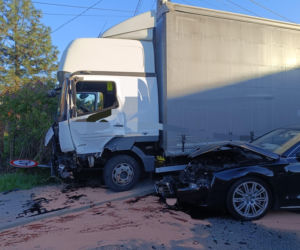 Zderzenie ciężarówki z osobówką na ulicy Okulickiego w Brzesku