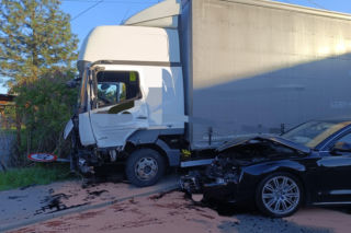 Zderzenie ciężarówki z osobówką na ulicy Okulickiego w Brzesku