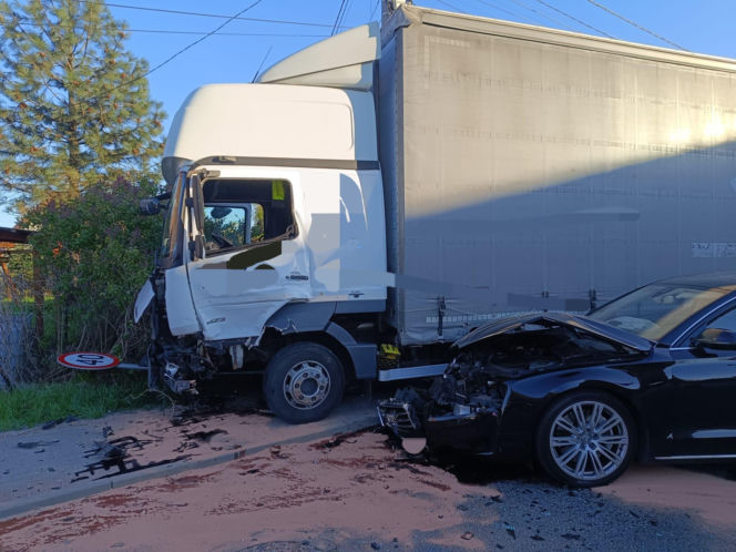 Zderzenie ciężarówki z osobówką na ulicy Okulickiego w Brzesku