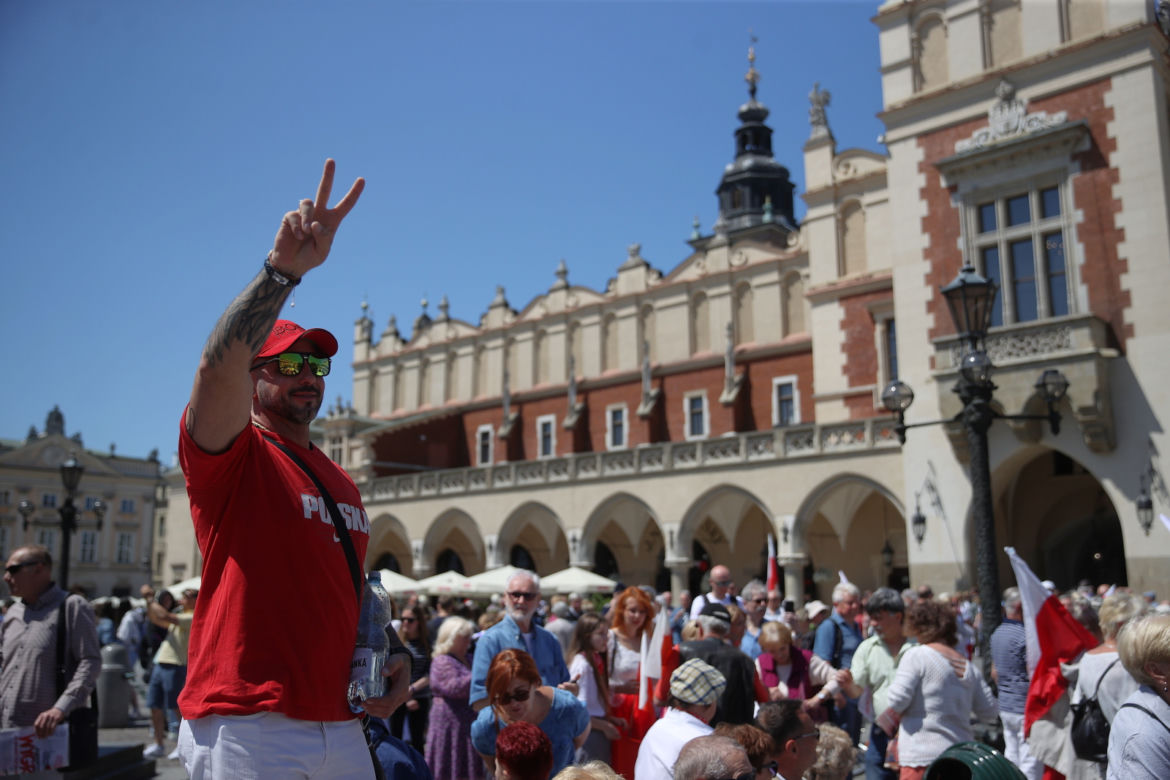 Marsz Wolności w Krakowie wspierający centralny, warszawski marsz z okazji 4 czerwca. Tysiące ludzi na Rynku Głównym