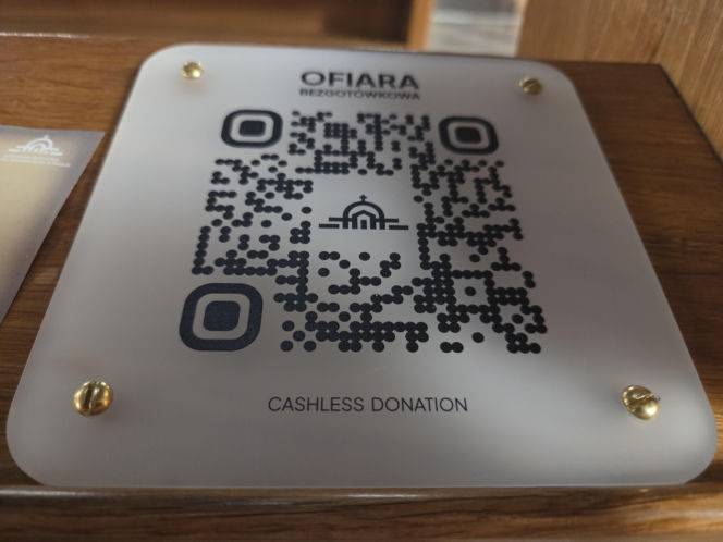 Kody QR na kościelnych ławkach. Nowość w bydgoskiej bazylice dzieli wiernych. „Bezczelność nie zna granic”