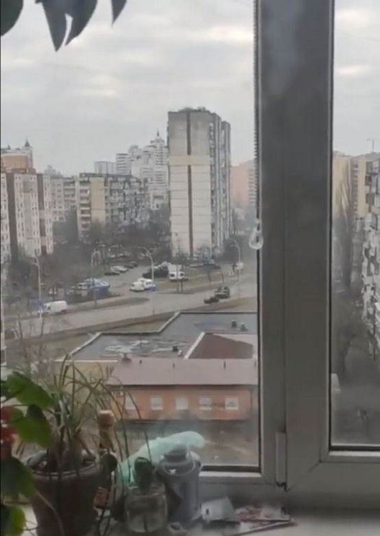 Ukraina. Rosyjskie pojazdy pancerne zmiażdżyły cywilny samochód. Kierowca ocalał! 