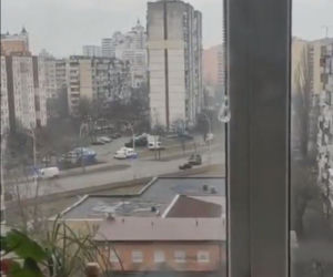 Ukraina. Rosyjskie pojazdy pancerne zmiażdżyły cywilny samochód. Kierowca ocalał! 