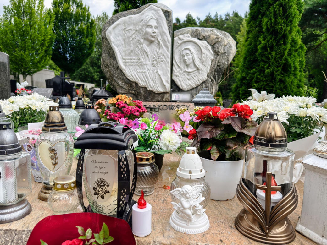 Mama 13-letniej Izy spoczęła obok swojej córki. Nigdy nie doczekała zatrzymania jej zabójcy
