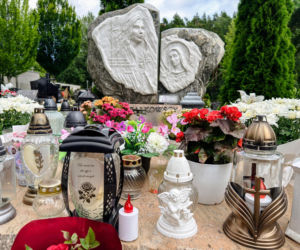 Mama 13-letniej Izy spoczęła obok swojej córki. Nigdy nie doczekała zatrzymania jej zabójcy