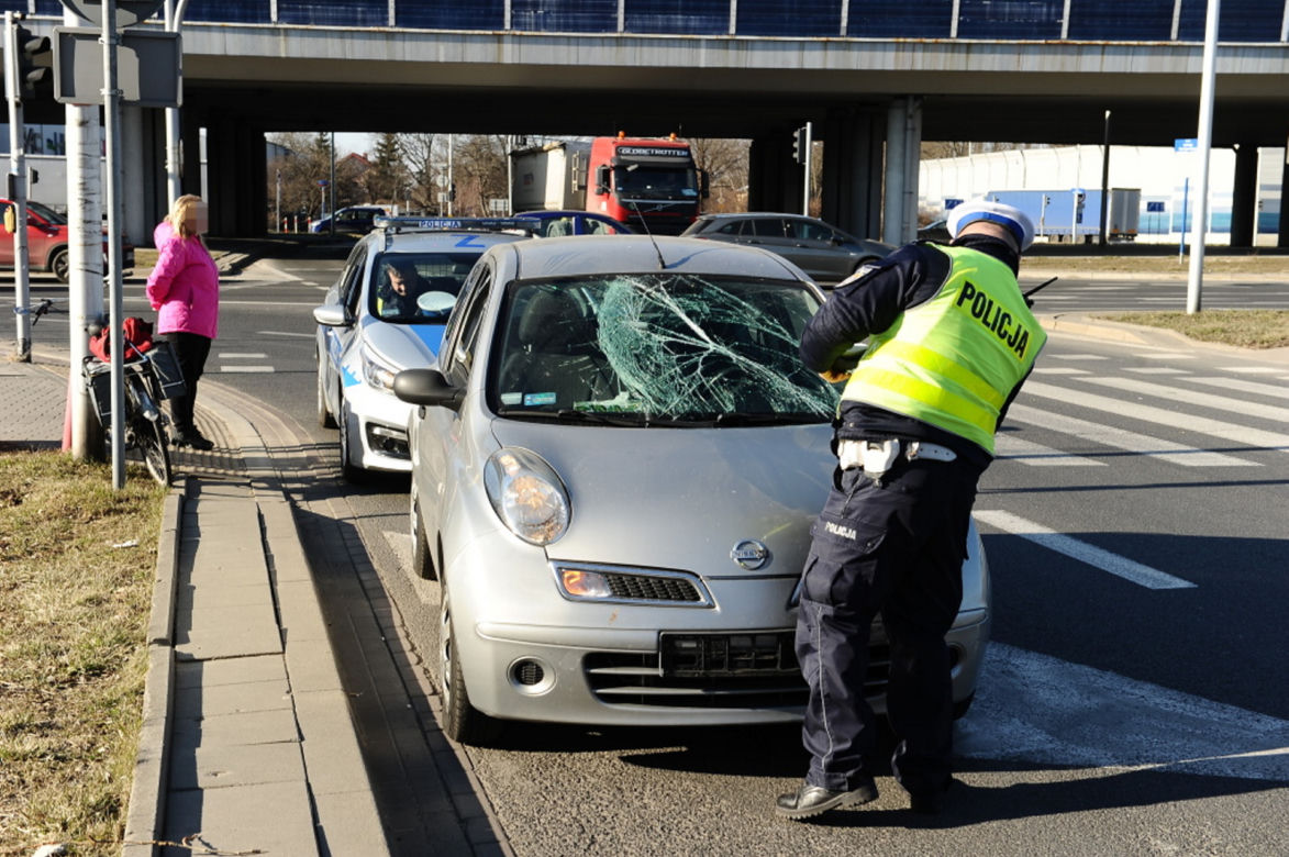 Gruchnął małym nissanem w rowerzystkę na przejeździe! Krok od tragedii