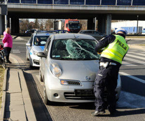Gruchnął małym nissanem w rowerzystkę na przejeździe! Krok od tragedii