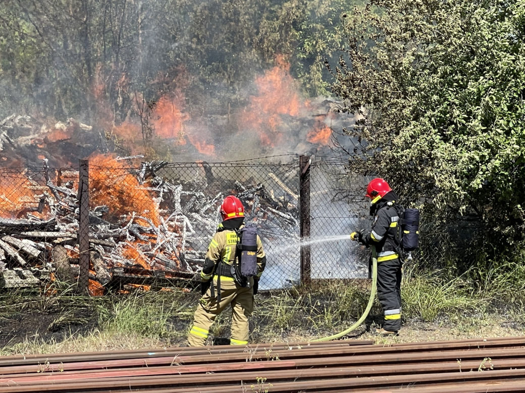 Kłęby czarnego dymu unoszą się nad Warszawą! Kolejny gigantyczny pożar, tym razem na Pradze!
