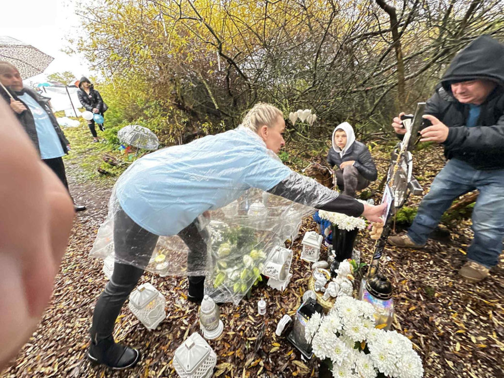 Mama cierpi po stracie Mai. Codziennie odwiedza miejsce znalezienia zwłok. Co powiedziałaby mordercy córki?