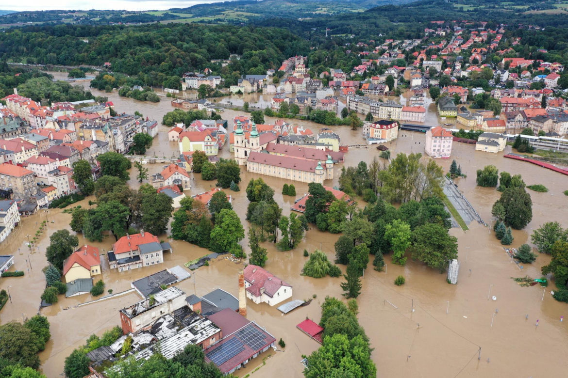 Powódź w Polsce. Miasta walczą ze skutkami powodzi. Dramatyczny widok