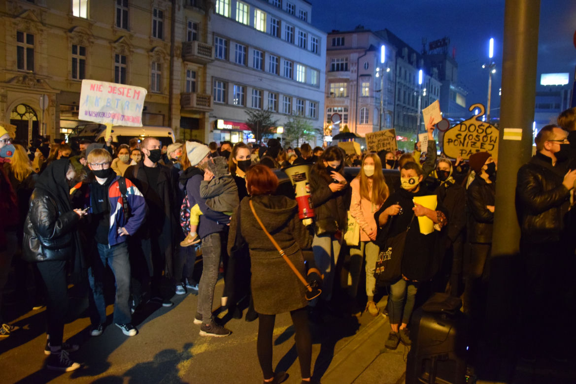 Protest kobiet w Katowicach. Tłumy strajkują przeciwko zakazowi aborcji