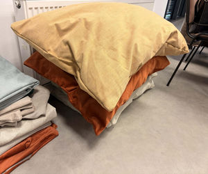 Słuchaczki Międzypokoleniowego Centrum Wiedzy uszyły legowiska dla zwierzaków