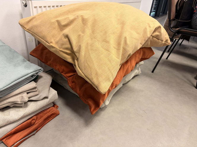 Słuchaczki Międzypokoleniowego Centrum Wiedzy uszyły legowiska dla zwierzaków