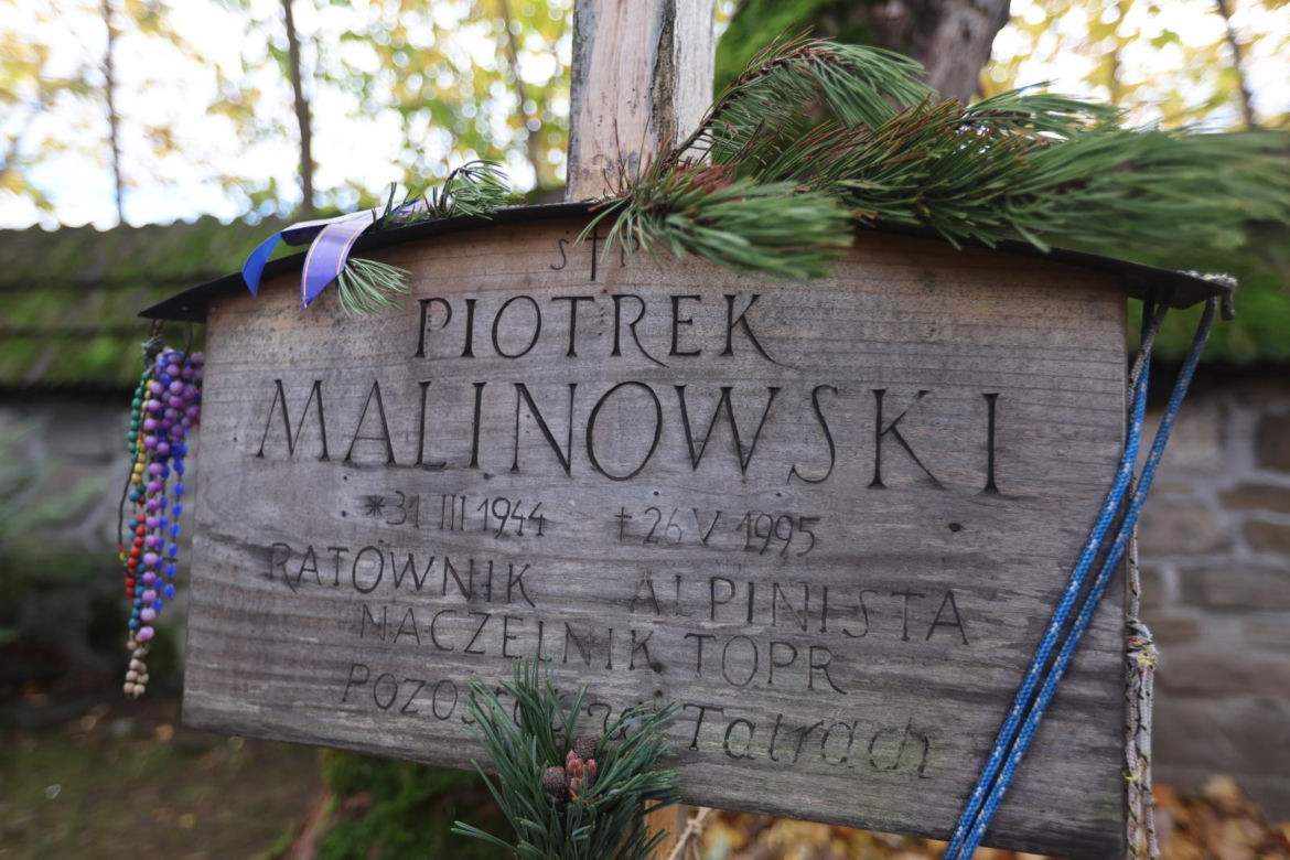 Drewniane rzeźbienia, góralskie korale, kolorowe ornamenty. Oto najpiękniejsze nagrobki na Podhalu