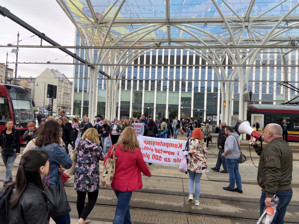 Blokada przystanku Piotrkowska Centrum przez strajkujących pracowników łódzkiego MOPS-u