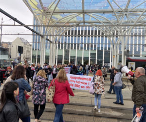 Blokada przystanku Piotrkowska Centrum przez strajkujących pracowników łódzkiego MOPS-u