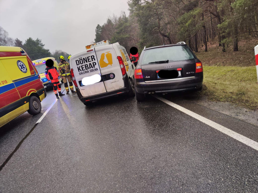 Wypadek na DK 25 pod Bydgoszczą. Cysterna wypadła z drogi i zatrzymała się na drzewie