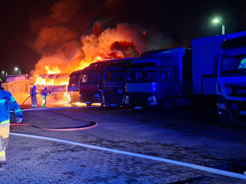 Pożar w Paniówkach. Paliły się ciężarówki na parkingu