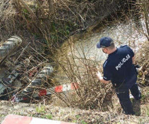 Tragiczny wypadek w Ulanicy. Traktorzysta zjechał z drogi i spadł do rzeki. Mężczyzna zginął na miejscu 