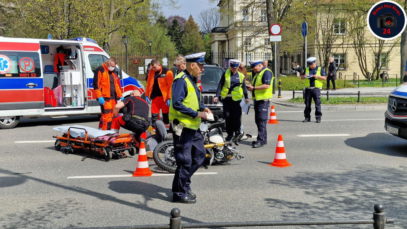 Jeep gruchnął w motocykl! Kierujący wymusił pierwszeństwo. Ranne dwie osoby