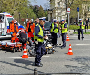 Jeep gruchnął w motocykl! Kierujący wymusił pierwszeństwo. Ranne dwie osoby