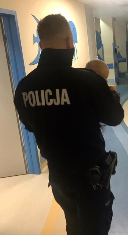 Dzidziuś podrzucony policjantom