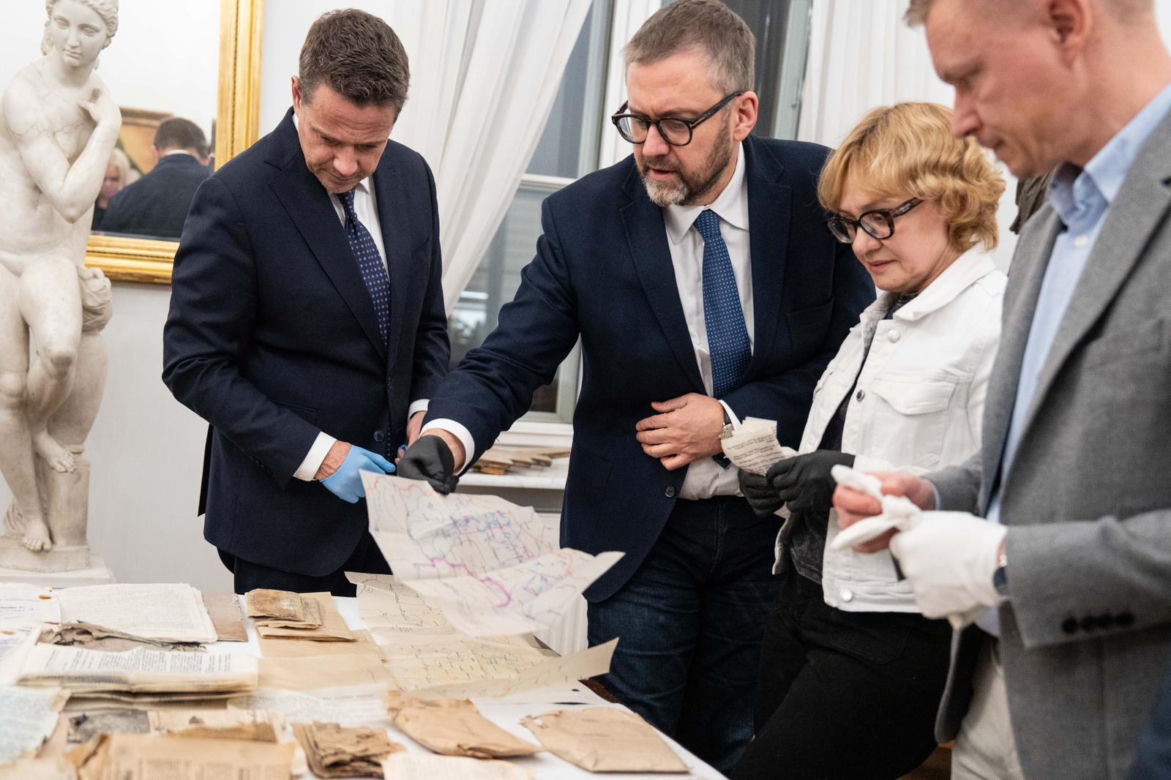 Tajne dokumenty ujawnione po 81 latach. Rafał Trzaskowski mówi o sensacyjnym odkryciu