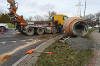 Chwile grozy na rondzie! Beczka z betonem runęła na jezdnię! Utrudnienia dla kierowców
