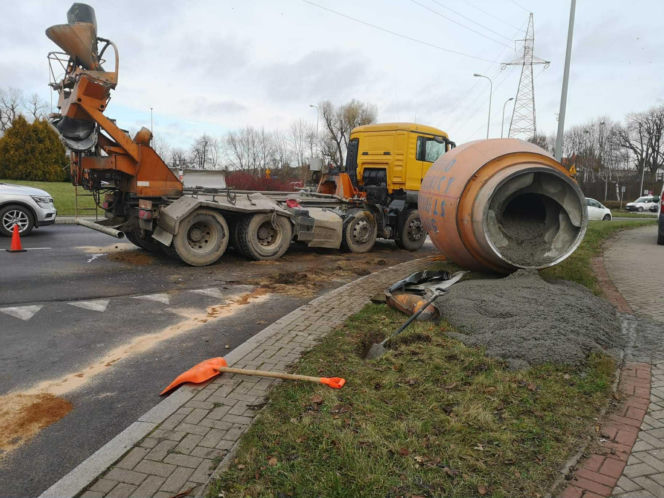Chwile grozy na rondzie! Beczka z betonem runęła na jezdnię!