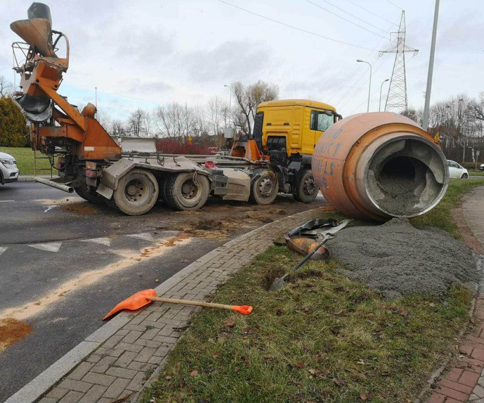 Chwile grozy na rondzie! Beczka z betonem runęła na jezdnię!