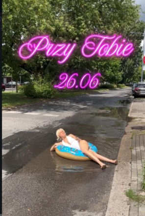 Córka Englerta plażuje na ulicy! Co ona ma w ustach?