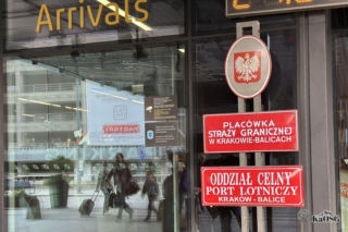 Mieli lecieć na Malediwy, trafili za kratki. Zaczęło się od paszportu