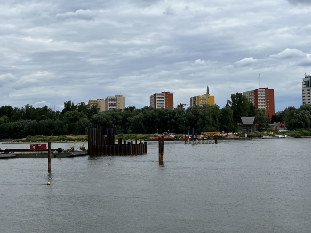 Warszawa: trwa budowa mostu pieszo-rowerowego przez Wisłę