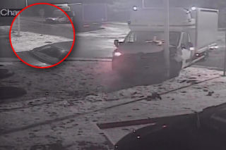 Wjechał dostawczakiem w latarnię... i zasnął. 26-latek był pijany