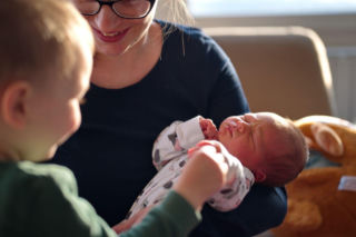 Masz poczucie winy przy drugim dziecku? Ta sytuacja może mieć zaskakujące zalety