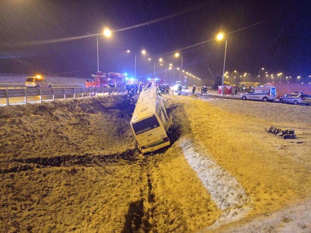 Tragedia na autostradzie A4. Autokar runął do rowu. Zginęła 1 osoba, jest 9 rannych! [ZDJĘCIA]