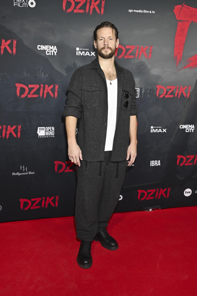 Sebastian Fabijański z pieskiem