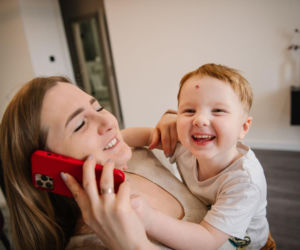 Dziecko ciągle przerywa rozmowę? Wypróbuj ten prosty gest