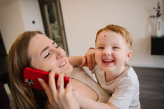 Dziecko ciągle przerywa rozmowę? Ten prosty gest może nauczyć je cierpliwości