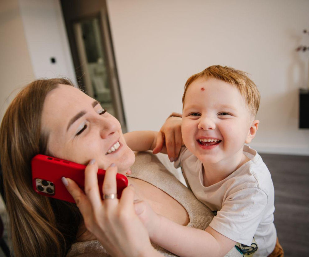 Dziecko ciągle przerywa rozmowę? Wypróbuj ten prosty gest