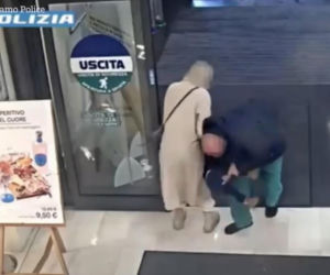 Wyrwali matce dziecko w supermarkecie! Próbowali porwać kilkulatkę