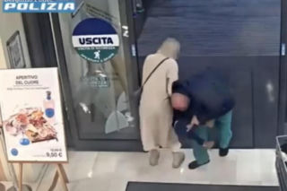 Wyrwali matce dziecko w supermarkecie! Próbowali porwać kilkulatkę