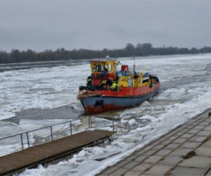 Lodołamacze na Wiśle w Toruniu. Trwa akcja kruszenia lodu