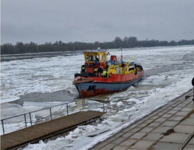 Lodołamacze na Wiśle w Toruniu. Trwa akcja kruszenia lodu