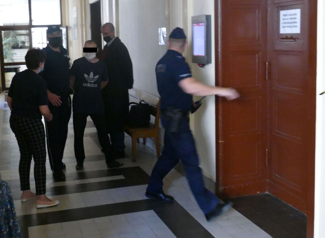 Brat chciał go zadźgać, zginął pod kołami auta