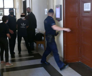 Brat chciał go zadźgać, zginął pod kołami auta