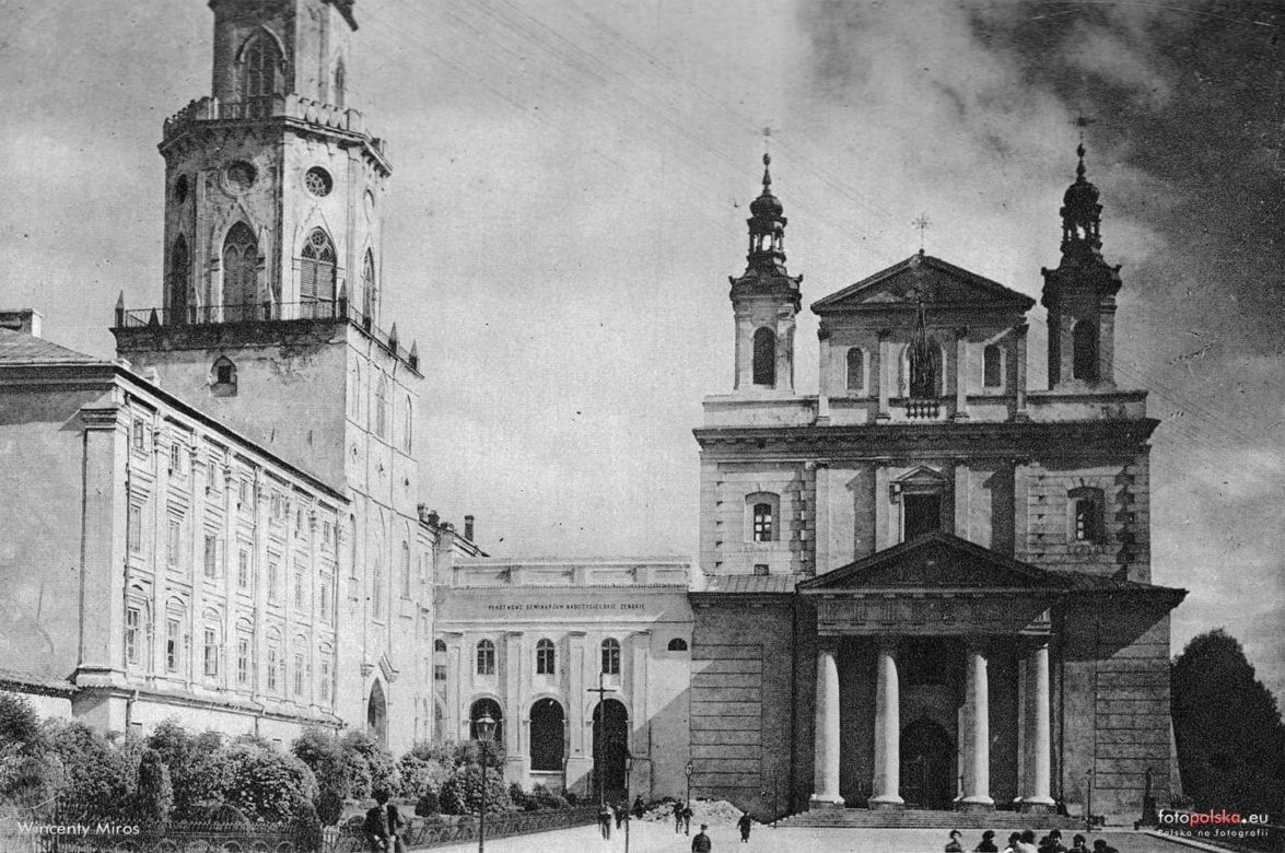 Jeden z pierwszych barokowych budynków wzniesionych poza Włochami. Znajduje się w stolicy woj. lubelskiego!