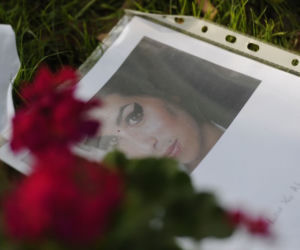 LONDYN: Fani płaczą po śmierci Amy Winehouse