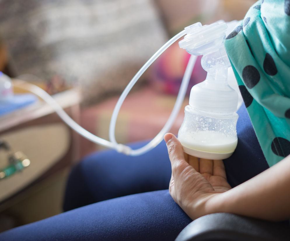 Jej piersi wytwarzają ponad 6,5 l mleka dziennie. Rozdaje swoje mleko innym matkom