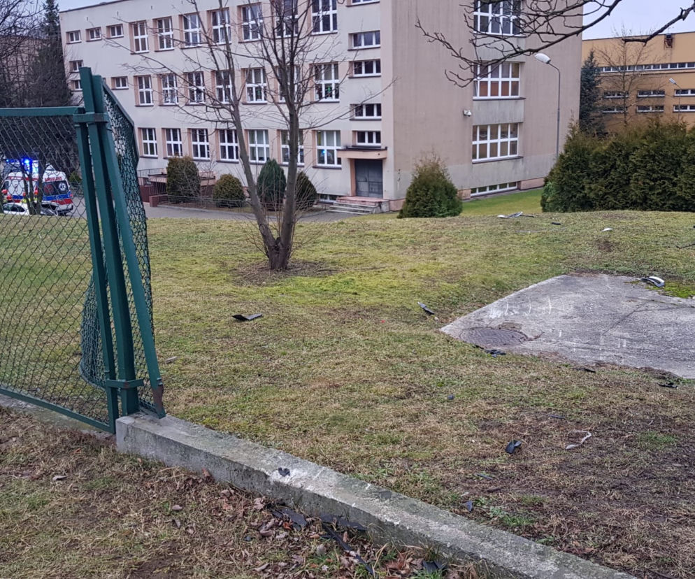 Wyglądało groźnie. Samochód przejechał przez deptak, sforsował ogrodzenie i stoczył się ze skarpy.